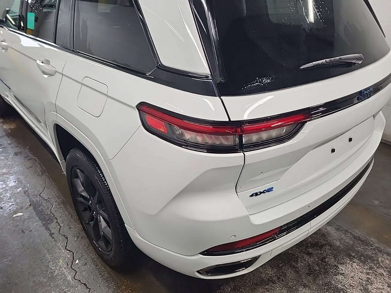 جيب كراند شيروكي لمتد جميع مواصفات اوفر موجوده بيه بس الجكات ماكو ماشي قليل ٥ميل فقط بدون اي حادث كلين
***********السياره موجوده حالين عمان السعر عمان 375فول
