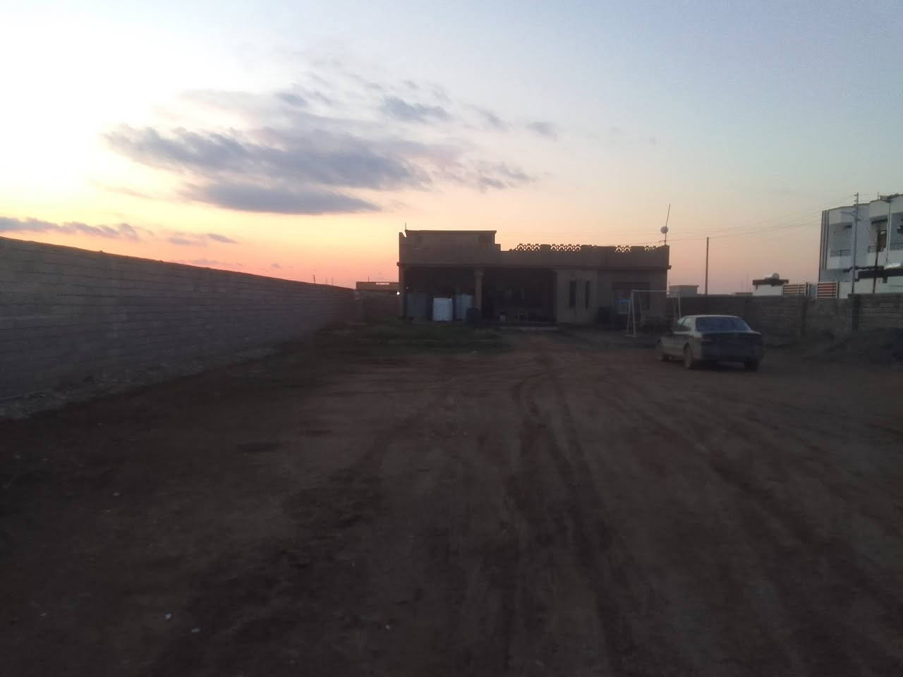 بيت للبيع بل لقسط للبيع او مروسا مع سيارة مساحه ١٠٠٠متر اد تريد ابيعلك بنيا او قطعه منطقه حي كفاح شمالي يم قاعه اميرات ***********
