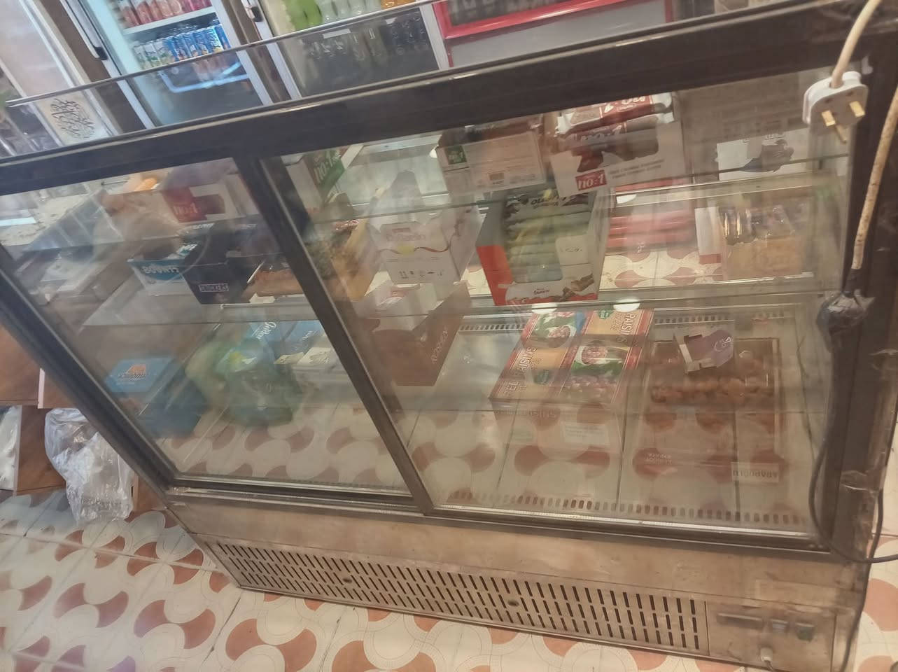 براد مال كيك نضيف وشغال الحجم الكبير
ارتفاعه متره ونص
وعرضه متره ونص
السعر 400وبين مجال
الرقم ***********
