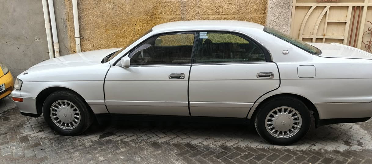 السلام عليكم 
للبيع سيارة كراون بطة رقم بصرة انكليزي بسمي السعر ٦٨ ورقة مكان السيارة بغداد مدينة الصدر مكفولة من كل  الاصوليات سيارة جاهزه مصروف عليه مكينه وكير خير من الله التبريد جديد منظومه كاملة خير خير من الله راديتر  والواتربم والديلكو والباور كله تبديل جديد صدر جديد تصفير اربع فلنجات مع الدسكات شاشة اندرويد مع الكامرة تخم تاير الكهربائيات كله شغالة ماعدى جامة الباب الخلفي الايسر متشتغل 
 واليجي كل خطوة الف هلا  الاتصال على *********** وعذراً على الاطالة .
