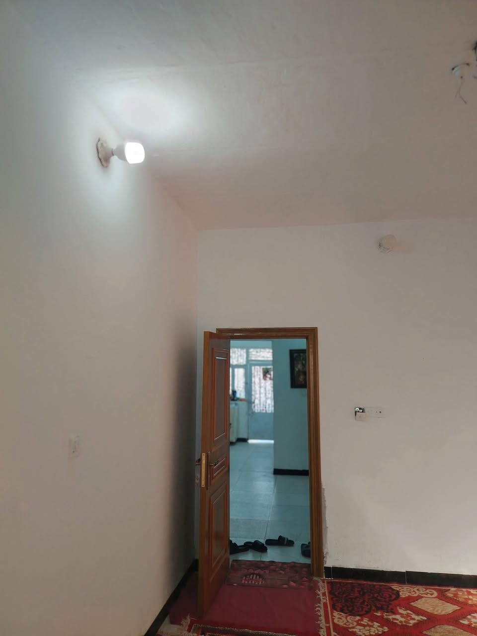 بيت للبيع شارع تئمين قرب سيد محمد مساحه 150غرفه وصاله ومطبخ وبراني حديقه 4×في 7تشاريف كامله مناقصه شي للستفسار ***********
