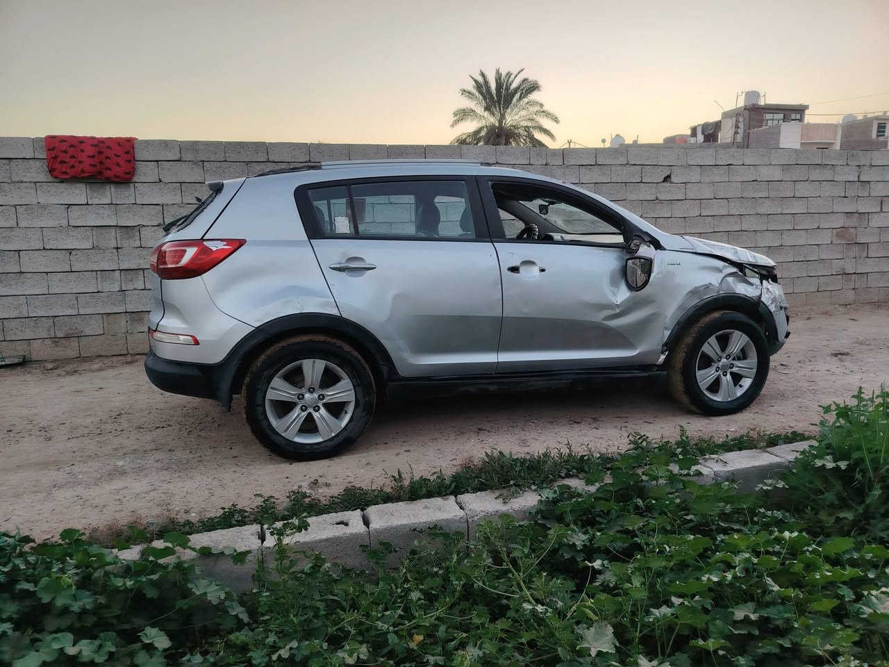 السلام عليكم للبيع كيا سبورتج خليجي موديل 2012رقم بغداد دولي تحويل مباشر ماشيه ١٨٠ كير محرك حداده كفاله السياره قبل الحادث كفاله عامه برغي مامفتوح بيها للبيع علئ حادثها الحالي السياره شغاله وتمشي لغود شواصي كفاله السياره مكلوبه  السعر مناسب جدآ للشراي للاتصال ***********مكاني بغداد اخوان رجاءآ الشراي يتصل علئ الخط الخاص مغلق
