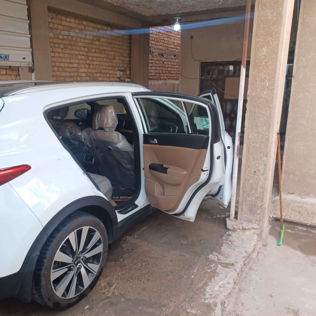 للبيع كيا سبورتج خليجي
موديل 2017 
بيها بارد بسيط 
تشغل عن بعد 
فتحت سقف بنوراما 
تبريد قطعتين 
ابواب بصمة 
صندوق كهرباء
مكلف بالنشر 
رقمها بغداد هذا رقم راعيها الشرعي 

‭0770 431 0839‬
