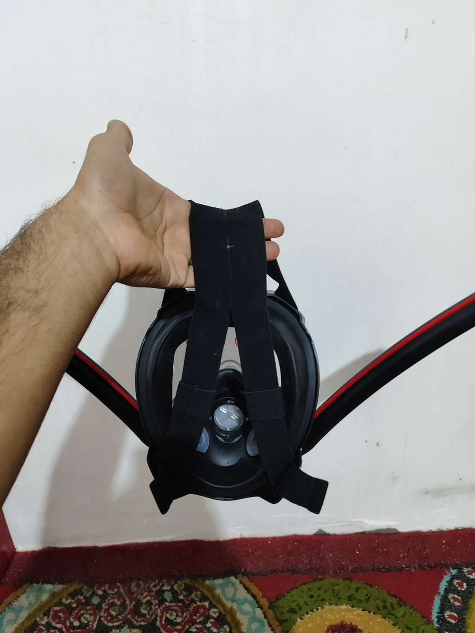 سلام عليكم        قناه غوص 
قناع الغوص الكامل (Full Face Snorkel Mask)، وهو مصمم ليغطي الوجه بالكامل للسماح بالتنفس من الأنف والفم بسهولة أثناء الطفو.
،~~~~~~~~~~~~~~~~~~~~~~~~~~~~~~~~~
تنفّس طبيعي: يتيح لك التنفس من أنفك وفمك بشكل طبيعي تماماً كما تفعل على الأرض، عكس "القصبة" التقليدية التي تجبرك على التنفس من الفم فقط.
رؤية بانورامية: يوفر زاوية رؤية واسعة جداً تصل إلى 180 درجة، مما يعطيك شعوراً أفضل بالمحيط تحت الماء.
نظام منع الضباب: مصمم بقنوات تنفس منفصلة (دخول الهواء من جهة وخروجه من جهة أخرى)، مما يقلل بشكل كبير من احتمالية تشوش الرؤية بالضباب الناتجة عن أنفاسك.
كرة الطفو (Dry Top): الأنبوب يحتوي على كرة صغيرة تغلق الفتحة فور غمرها بالماء، مما يمنع دخول الماء إلى القناع إذا غطست برأسك قليلاً.
حامل كاميرا: كما يظهر في الصورة، يوجد مثبت في الأعلى لتركيب كاميرا (مثل GoPro) لتصوير مغامراتك دون الحاجة لإمساكها بيدك.
~~~~~~~~~~~~~~~~~~~~~~~~~~~~~~~~~

سعر 25

قطعه وحده 

صوندات هوه عدد 2

مكان حسينيه 
رقم ***********
ما عندي توصيل
