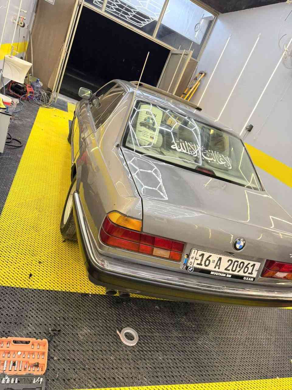 بي ام دبليو 735 iAمديل 1991بجم عريض بلاد 
محرك 3500بلاد 
السيارة بلادية مابيه قطعة وحدة تجاري 
تشوفه عبالك مخزنة 
كير كهربائي 7 بن 
سيارة بلادية شركة 
حدادة امامي ١٠٠٪؜ 
حدادة خلفي ١٠٠٪؜
تخم تاير ١٠٠٪؜ 
تخم ويل ١٠٠٪؜ 
غرفة ابيض اوفوايت ١٠٠٪؜ 
بصمتين وسويج 
   داخله صاج ملكي 
كشنات كهرباء ميموري ٨حركات ٤حركات  خزن ميموري 
كتلوكات الشركة كله بلادية 
تدفئة الكشنات الامامي شغال 
تدفئة تبريد 
هيترات المراية الوسط شغال 
هيترات المري الجوانب شغال 
المري الجانبية تحكم كهرباء 
المراية الوسطية اوتماتيك مع السكن 
هيتر الجامة الخلفي شغال 
اريل بلادي 
منضومة تليفون بلادي 
سلايت او بانوراما ٣طكات 
ماسحات زراكات الكل شغال 
دبل كمبيوتر تكدر من خلالة تقفل السرعة 
وبيه هواي مواصفات 
بيه حساس حرارة الجو بلادي يطلع بل كمبيوتر 
وحساس حرارة المحرك بل كمبويتر 
اكروز سرعة او مثبت سرعة 
نضام ABS
 جرس تنبيه 
تبريد قطعتين 
صالنصة مالV8 طرب

🛑 السعر سوي تعليق يصل مباشرة 🤖 

جكمجة  
مصبوغة عام جمالية فقط مكفولة 
من الحادث والكص والعيب الشرعي 
شرط غرامات تحويل شرط مكاني 
سماوة
سيارة كوله بلادية للاخير 

رقم صاحب  
***********
***********
