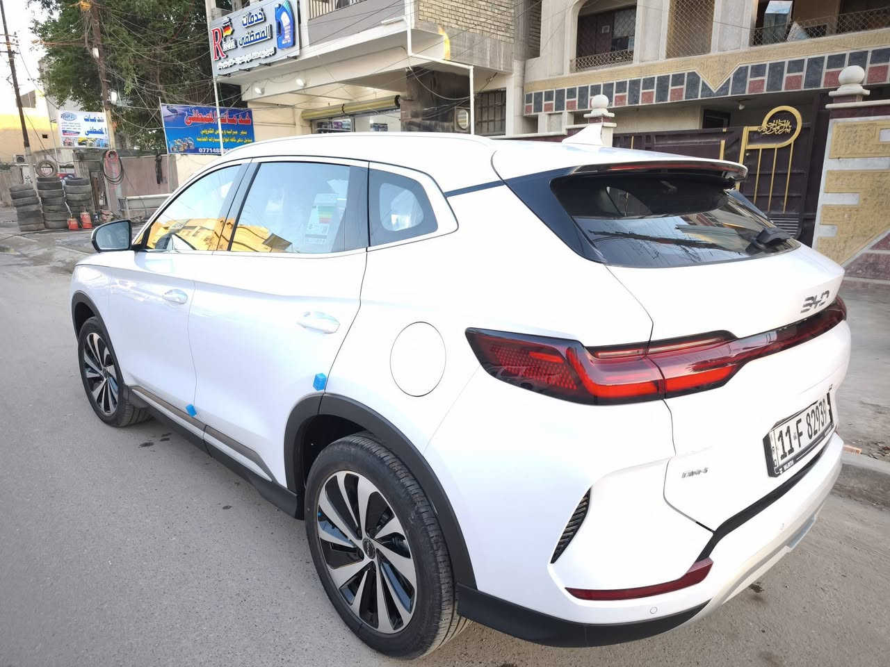 سونج بلاص BYD خليجي وكالة شركة NAT للبيع ⭕️
مرقم بغداد  وجاهز
وارد خليجي شركة بي واي دي بغداد
موديل 2026 سنوية
ليبل من المصنع مكتوب مصنعة خصيصا ضمن مواصفات GSO يعني مواصفات دول الخليج العربي 
اللون ابيض
محرك 1500 تيربو جارجر  dmi 
دفع امامي FWD
🅰️ضمان السيارة ٦ سنوات او 150 الف km 
🅱️ضمان البطارية 8 سنوات او 200 الف km 
سبير موجود 
بانوراما 
كامرات  360 درجة 
حساسات أمامي خلفي 
مخرج الشاحن type 2 
تمشي بالشحن 90 km فعلي 
كرسي السائق كهرباء 
نظام السيستم عربي أوامر صوتية كلها بالعربي 
بصمتين وكارت 
دخول ذكي 
كل المواصفات بيها
ماشية 2000 KM  وقابلة للزيادة
🟥السيارة مكفولة كفالة عامة
شرط تحويل مباشر 
للمعلومات والاستفسار  
اتصال
***********
