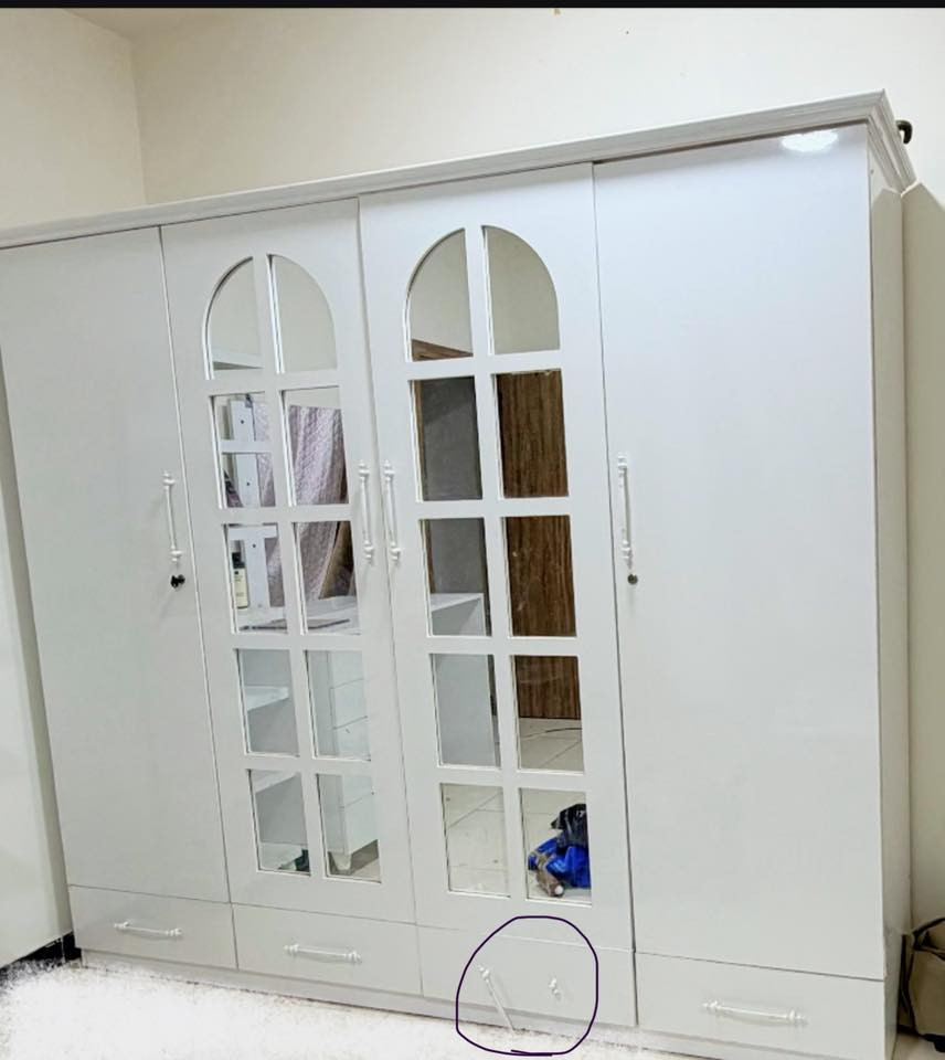 سلام عليكم ميز مرايه وكنتور ٤ بيبان مستعمل على نضافه الكنتور جبير بس مامبين بالصوره وهاي تسكام يعني مو مشرريته جاهزه رايدتهن  ب٨٠٠ للتواصل على الرقم ***********بس بيه هاي اليده الجوه مالت الجراره اني ماشر عليه مكسوره
