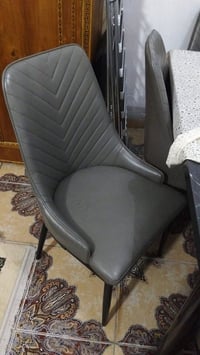 ميز طعام متر و٢٠ مع ٤ كراسي لا يوجد ضرر بي مكاني ابو دشير السعر ١٥٠ وب...