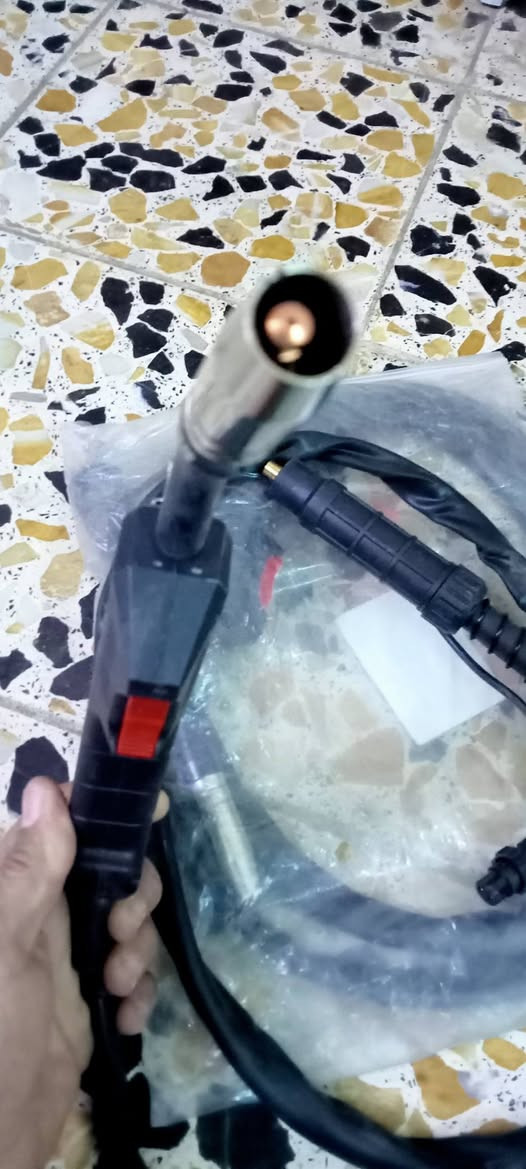 السلام عليكم مكينة لحيم كاملة شغالة واير 4متر نحاس 65الف يدة مك عدد2سعر 20الف كمبريسر شغال جديد اوربي 200الف مدينة الصدر ***********
