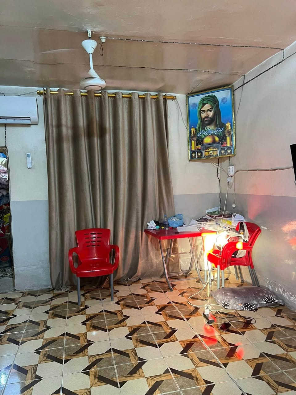دار 🏠 البيع 
طابو صرف 
المساحه 93,5
الموقع حي العسكري مقابل شارع السفينه 
يحتوي على  غرفه 5*4,5
وصاله 5*4,5
ومطبخ 2*4,5
ترك 20م 
للاستفسار اكثر مراسله الصفحه او الاتصال على الرقم ***********
