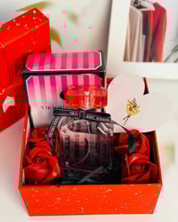 بوكس هدايا • عطر مسك • ورود حمراء