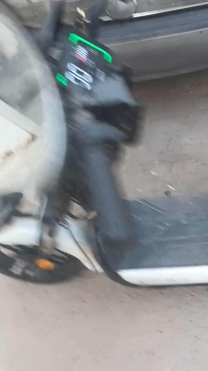 السلام عليكم دراجه شحن للبيع نظيفه جاهزه بطاريات الاصليه سرعتها ٥٨ سعر ٣٥٠ الف مكان بغداد الصليخ هاتف ***********
