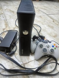 اكس بوكس 360 جديد ونظيف كامل ب 100 .. بغداد التواصل واتساب 07807881471