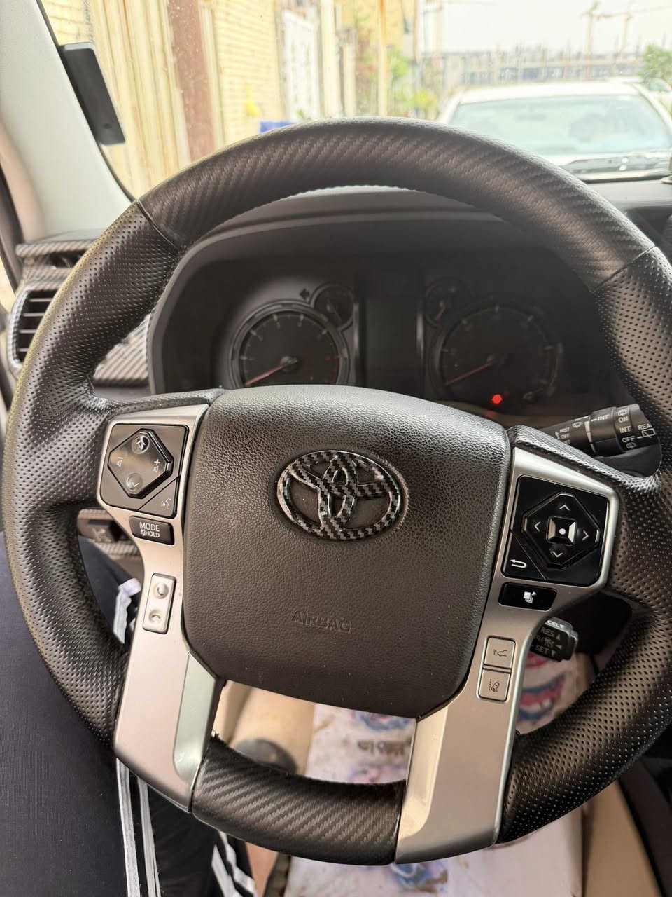 TOYOTA  4RUNNER   2023SR5 
~ تويوتا 4 رنر  
~ وارد أمريكا  
~ موديل 2033
~ محرك 6 سلندر  / V6 
~ مواصفات SR5 
~ شاشة كبير  
~ كاميرا 
~حساسات خلفيه 
~تبريد ثلج 
~ كشن جلدة كهربائية 
~ ويل كب 
~ حجم تايرات ١٧
~ 5راكب 
~ ماشيه 55 الف كيلو 
~ إيرباگات راجع  سستم 
~ طاولة خلفيه للسفرات
~حادث مثل ما تشوفون بالصور 
سياره بيها اضافات تغليف دشبول وستيرن ترفيع فخامه 
السياره بيها منظومة غاز متكامله مشدوده بورشة رسميه مع الكارت يعني اقتصاديه 
السعر 26000
العنوان بغداد الجديده
وأي معلومات رقمي واتس أب ***********
