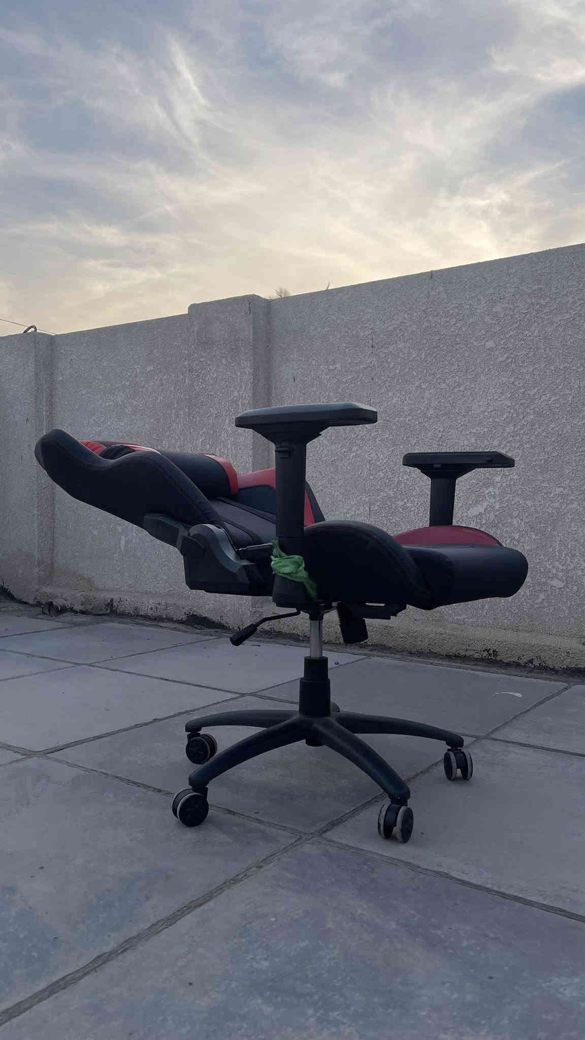 🔥 للبيع: كرسي گيمنك احترافي من Fantech (لون أسود وأحمر مميز) 🔥

 * الماركة: Fantech.
 * الحالة: مستخدم 
 * اللون: أسود وأحمر رياضي.
 * المادة: جلد بولي يوريثان (PU Leather) عالي الجودة وسهل التنظيف.

 يتميز بتصميم مقعد سيارات السباق (Racing Style) لتوفير أقصى درجات الدعم للجسم أثناء الجلوس الطويل.
 يتضمن وسادة للرقبة ووسادة لدعم أسفل الظهر (Lumbar Support) قابلة للتعديل والإزالة.
 * إمكانية إمالة الظهر بزاوية كبيرة تصل إلى [اذكر الزاوية التقريبية مثل 180 درجة أو 150 درجة] للراحة والاسترخاء.

   * ارتفاع الكرسي قابل للتعديل (مكبس هيدروليك Class 4).
   * مساند ذراعين قابلة للتعديل.
   * وظيفة تأرجح مريحة.

 * السعر 110 الف 

الموقع بغداد للتواصل ***********
