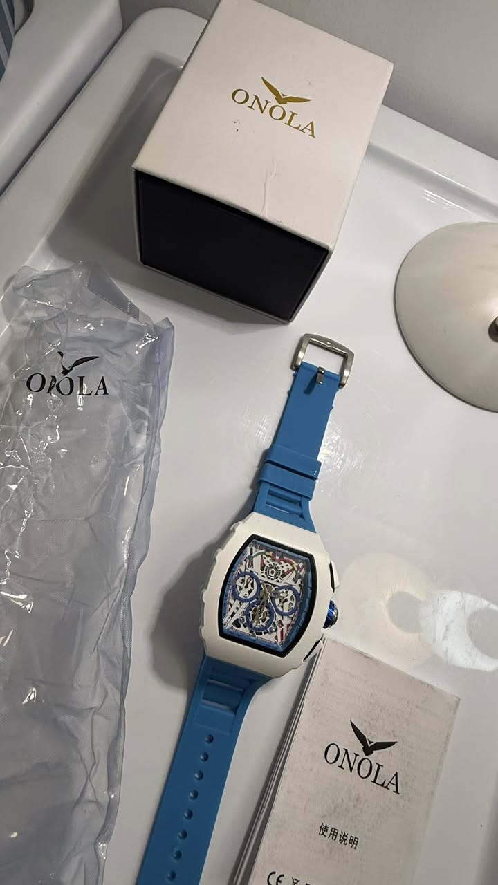 ⌚ ساعة ONOLA – تصميم رياضي فاخر
للبيع ساعة ONOLA جديدة بالكامل مع العلبة وجميع الملحقات.

✨ المواصفات:
- تصميم رياضي عصري (Skeleton)
- لون مميز: أبيض مع سوار أزرق
- مقاومة للماء حتى 30M
- خامة السوار سيليكون مريحة
- شكل فاخر مناسب للبس اليومي والمناسبات

📦 الحالة: جديدة مع العلبة والكتيب  
🎁 مناسبة للاستخدام الشخصي أو كهدية
سعر ٣٥ الف ماستر كوالتي 
توصيل موجود الي يريده خاص


**إذا كنت صاحب هذا الإعلان وتريد حذفه لأي سبب، رجاءا أرسل رسالة إلى الدعم الفني**