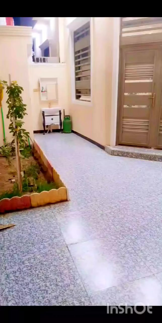 بيت لبيع باحمدان قرب جامع فاطمه مساحه البيت 200السعر 88وبي مجال لتواصل ***********
