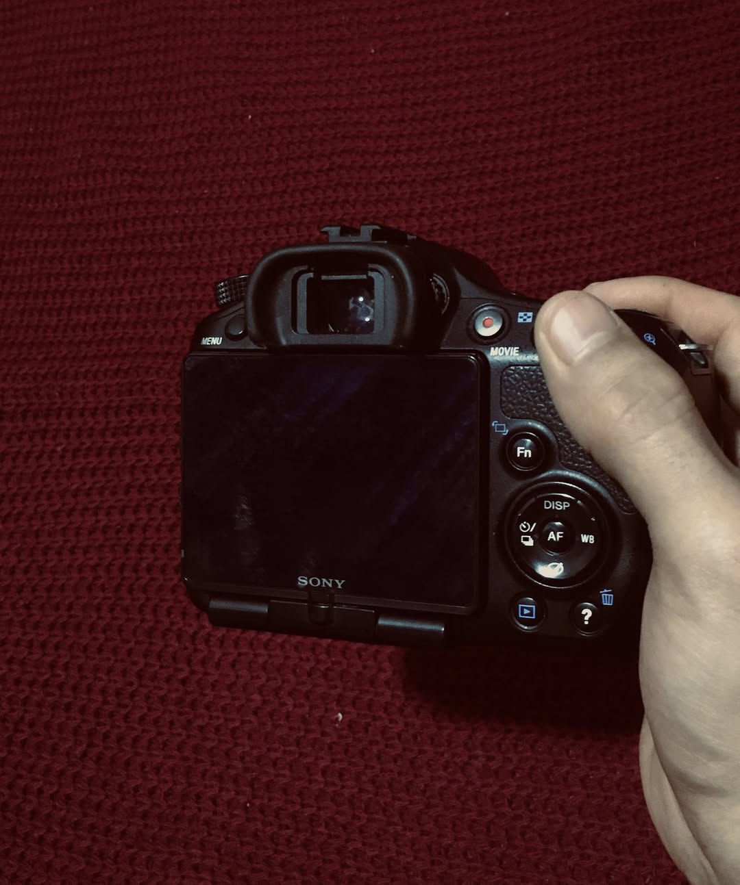 السلام عليكم
📸 Sony Alpha A57 كاميرا للبيع

نظافة 100/100 – استعمال قليل 

- الكل يعرف، مواصفاتها قوية.

تشمل:

عدسة + 2 بطارية + شاحن + رام + شنطة + كيبل نقل صور

الكاميرا اخت الجديدة، صارلي كم شهر من اخذتها.

شترها. 10k 

 رايدها ب  375,000  وبيها مجال قليل للشراي. 

📍 مكاني / البصرة / *********** / للتواصل على الواتساب
