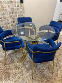 بيع ميز طعام مكون من ٤ كراسي نضيف جدا وميز بلازمة ايضا نضيف جدا للاستف...