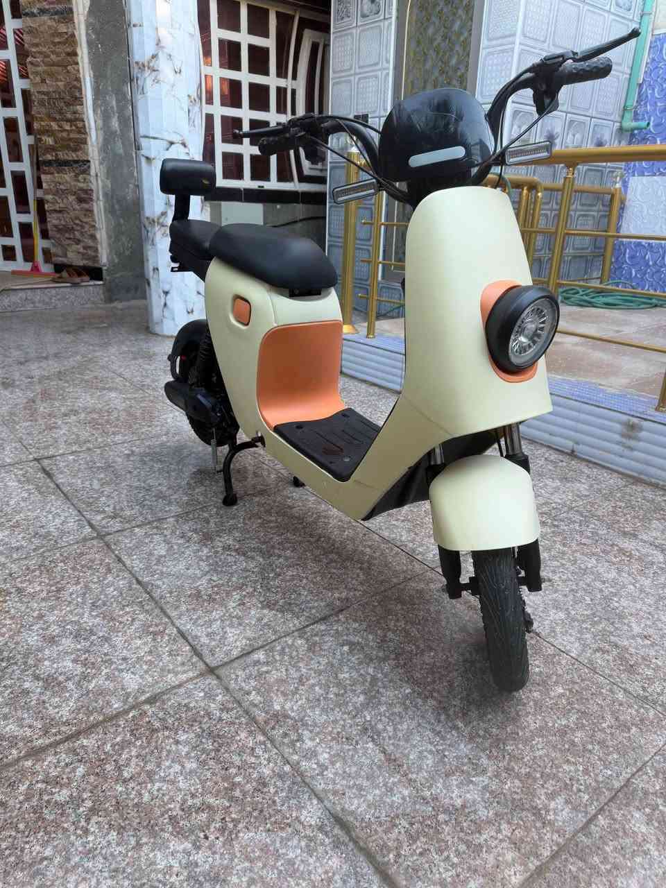 دراجه جديده جدا ومستخدمها قليل وبدلت الها بطاريات ماصار هواي اربع بطاريات السعر 450 وبيها مجال 
المكان البصره ابي الخصيب 
*********** البصرة, العراق
