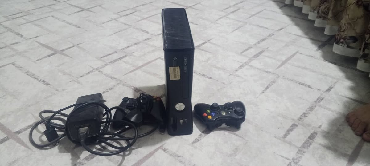 العنوان: 🔥 فرصة.. للبيع Xbox 360 (متروس ألعاب) نظافة فول - شرط الفحص 🔥
​التفاصيل:
السلام عليكم،
عندي جهاز Xbox 360 للبيع، الجهاز نظيف جداً (استخدام بيت) وشغال 100%.
​🕹️ الملحقات والمواصفات:
▪️ يدات تحكم عدد 2:
1️⃣ الأولى أصلية وشغالة تمام ✅
2️⃣ الثانية بيها خلل بسيط (يرادلها صيانة) ⚠️ 
▪️ كامل التوصيلات (محولة أصلية + كيبل HDMI/AV) 🔌.
▪️ مكتبة ألعاب ضخمة: يحتوي على أكثر من 50 لعبة جاهزة! 🔥
من ضمنها ألعاب قوية ومطلوبة مثل:
⚽ PES 2018
🔫 Call of Duty: Black Ops 1
⚔️ Assassin's Creed
وغيرها الكثير...
​⚙️ الحالة:
الجهاز ما بي أي نقص، وتكدر تجي تشغله وتفحصه بنفسك وتتأكد من نظافته وأدائه (شرط الفحص) 👁️✅.
​💰 السعر: 115 ألف (وبي مجال بسيط للشراي) 💵.
​📍 المكان: ديالى / بعقوبة - كورنيش ديالى (نزلة الحمام) 🏠.
​📞 للتواصل:
مراسلة الخاص 📩
أو الاتصال على الرقم: (‏‪+9647718228440‬‏)


**إذا كنت صاحب هذا الإعلان وتريد حذفه لأي سبب، رجاءا أرسل رسالة إلى الدعم الفني**