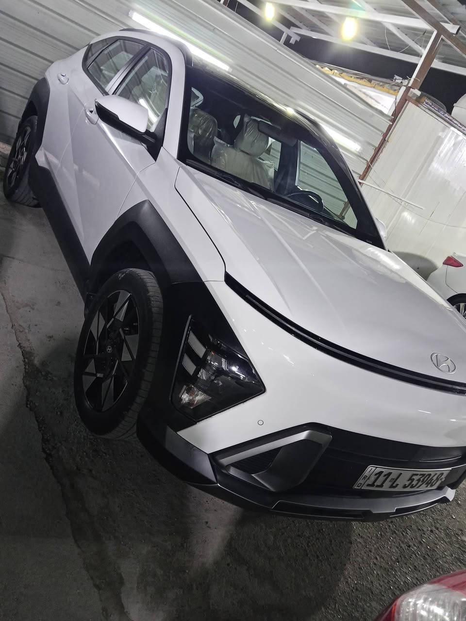 للبيع: هيونداي كونا 2024 (Kona) - خليجي فول مواصفات
السيارة بحالة الوكالة، تجمع بين التكنولوجيا المتطورة والاقتصادية بالوقود.
المواصفات العامة:
الموديل: 2024 (الشكل الجديد كلياً).
المواصفات: خليجي - فول مواصفات (Top Option).
المميزات والإضافات:
التصميم الخارجي: إضاءة LED ممتدة (Seamless Horizon Lamp)، فتحة سقف، ويل كاب حجم كبير، حساسات أمامية وخلفية.
المقصورة: شاشة دبل (الشاشات المدمجة الجديدة)، كاميرا 360 درجة، رادار، كراسي جلد (تحكم كهربائي)، شحن لاسلكي.
الأنظمة: نظام القيادة الذاتية البسيط، تثبيت سرعة ذكي، تنبيه خروج عن المسار، ونظام صوتي مميز.
حالة السيارة (البدن):
الضرر: السيارة جداً نظيفة، بيها جاملغ وبانيد مبدل بلادي (نفس اللون وبدون صبغ)، وباقي السيارة مكفولة من كلشي
الشاصي والايرباك: كفالة عامة (سليم 100%).

الاستفسار اكثر 
(***********.  واتساب فقط)
