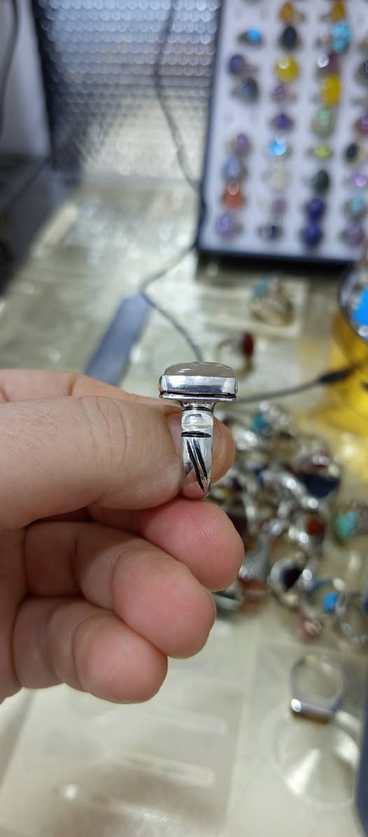 خاتم من العقيق اليماني الابيض فضه عيار ٩٢٥ صياغه يدويه عراقيه قطعه جميله جدا للاستفسار التواصل ع الخاص


**إذا كنت صاحب هذا الإعلان وتريد حذفه لأي سبب، رجاءا أرسل رسالة إلى الدعم الفني**