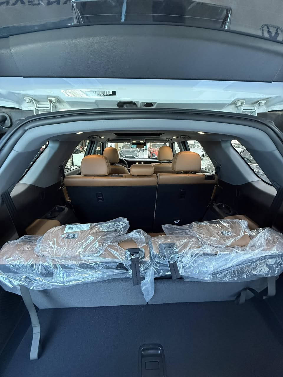 شانجان CS95 موديل 2026 هي سيارة دفع رباعي عائلية 7 مقاعد بمحرك بنزين تيربو 2.0 لتر بقوة 233 حصان، مزودة بناقل حركة أوتوماتيكي 8 سرعات، وتتميز بتكنولوجيا متقدمة تشمل شاشات رقمية، نظام أوامر صوتية، وأنظمة مساعدة سائق متكاملة، وتوفر خيارات دفع أمامي أو رباعي 
المحرك والأداء:
المحرك: 2.0 لتر، 4 أسطوانات، بنزين تيربو.
القوة: 233 حصان.
عزم الدوران: 390 نيوتن متر.
ناقل الحركة: أوتوماتيكي 8 سرعات (من شركة Aisin في بعض الفئات).
نظام الدفع:  دفع رباعي (AWD).
السرعة القصوى: 240 كم/ساعة.
التسارع (0-100 كم/س): حوالي 5ثواني 
الأبعاد والسعة:
الأبعاد: 4949 ملم (طول) x 1930 ملم (عرض) x 1790 ملم (ارتفاع).
السعة: 7 ركاب.
خزان الوقود: 74 لتر. 
التجهيزات الداخلية والتقنية:
الشاشات: شاشة لمس LCD HD 4K، لوحة عدادات رقمية بالكامل.
الترفيه: نظام أوامر صوتية، آبل كار بلاي وأندرويد أوتو.
المقاعد: جلد، تعديل كهربائي للسائق (ذاكرة 3 وضعيات) والراكب، وتبريد.
ميزات إضافية: فتحة سقف بانورامية، شاحن لاسلكي، ثلاجة صغيرة، تحكم مستقل لتكييف ثلاث مناطق. 
الأمان والسلامة 
كاميرات: 4كاميرات، رؤية 360 درجة (كاميرا 540 درجة).
مساعدات القيادة: رادار أمامي، نظام تحذير من الاصطدام الأمامي، مكابح طوارئ، مثبت سرعة تكيفي (L2).
مستشعرات: نقاط عمياء (حساسات جانبية). 
مميزات إضافية:
أنماط قيادة متنوعة (ثلجي، اقتصادي، رياضي).
عجلات ألومنيوم 20 إنش.

للأستفسار اكثر زياره موقعنا الكائن 
بغداد سريع الدوره مجاور محطه وقود شواطى دجله

***********
مستشار المبيعات :عبدالرحمن نصر
