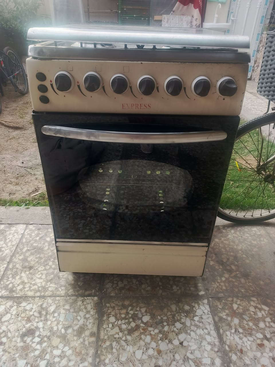 سلام عليكم طباخ ٤ عيون نظيف السعر ٥٠ وبي مجال
حي العامل الرقم ***********
