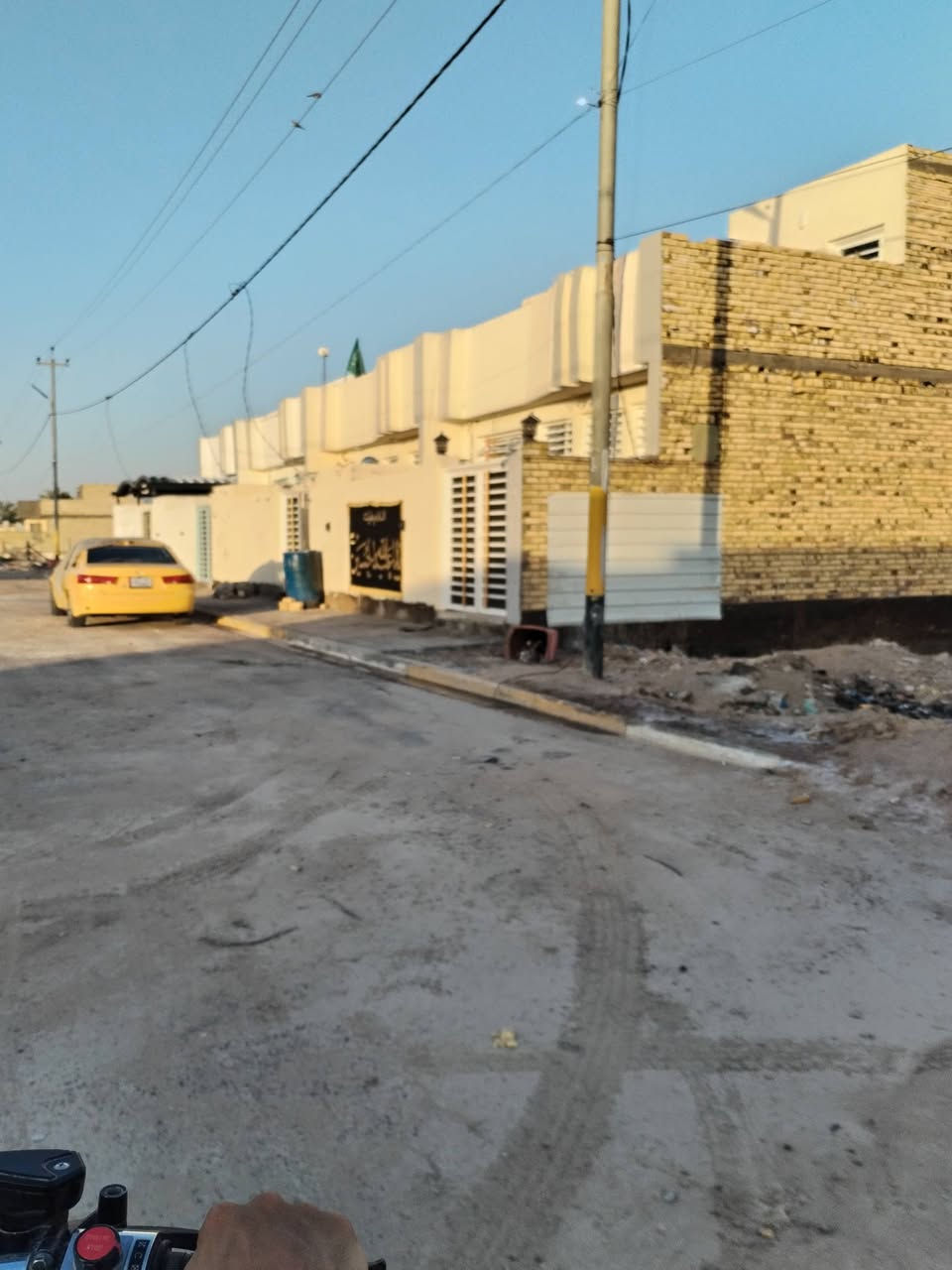 عرصه للبيع ابحي الامين ابمجمع سعيد مساحه ١٠٠ وكل الخدمات متوفرة كهربائ مجاري ماي كامرات مراقبه وعرض الشارع ٢٠ تبليط ورصيف والساكنه بالمجمع ناس مرتبه السعر ٩ملاين الاستفسار الاتصال *********** @إشارة

