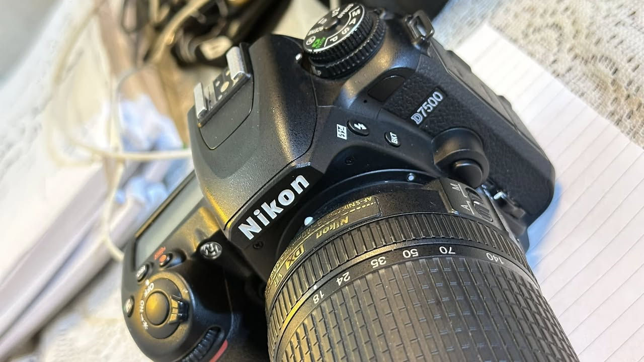 السلام عليكم كامرا Nikon D7500 بحاله الوكاله النظافة 100% بمعنى الكلمه تجي تفحص بعينك 

مع جميع ملحقاتها( جنطه كامرا - غلاف جلاتيني - ورام 128GB)  kit كامل ويه زومها 18-140
باكيته كامل والكيبلات بجيس بعدهن ممفتوحات

السعر 1,300 قفل
للاستفسار : ***********
