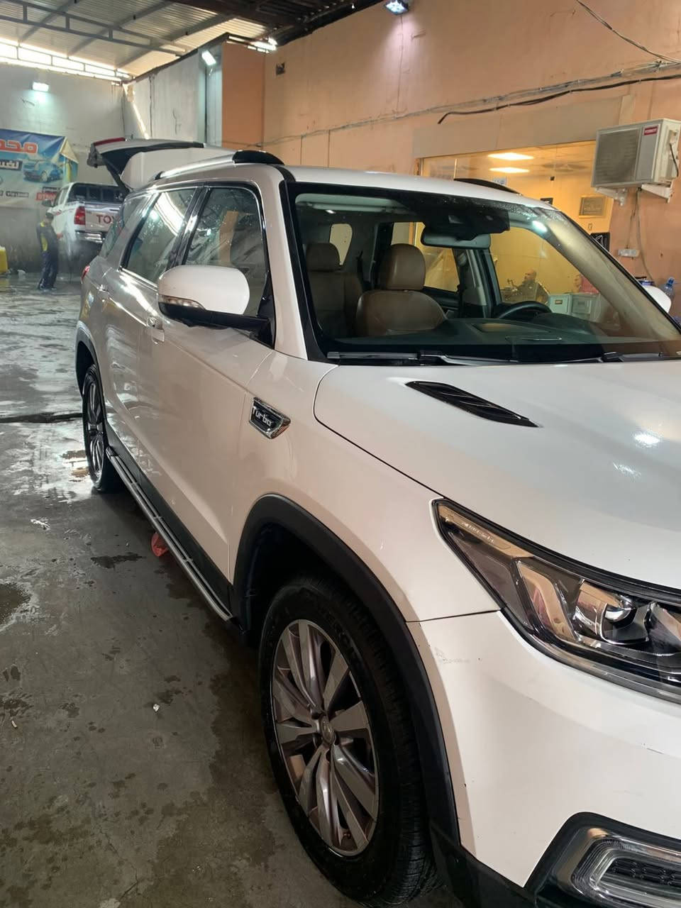 للبيع | شانجان CS95 موديل 2020 – فئة رويال (أعلى فئة)
📍 رقم أربيل

🔹 الحالة:
	•	السيارة فل مواصفات
	•	بدون صبغ
	•	فقط برد كولش صغير جداً بالجنطة

🔹 المواصفات الفنية:
	•	محرك تيربو 2000 سي سي
	•	4 سلندر
	•	أنظمة القيادة: NORMAL / SPORT / ECO / SNOW

🔹 المواصفات والميزات:
	•	فتحة سقف بانوراما
	•	حساسات 360 درجة
	•	كاميرات 360 درجة
	•	نظام الرادار
	•	نظام تحديد المسار
	•	نقاط عمياء + إشارة بالمرايا
	•	كراسي جلد كهربائية لون عسلي
	•	7 ركاب
	•	جنطة خلفية كهربائية
	•	تشغيل عن بُعد
	•	مثبت سرعة
	•	مرايا كهربائية
	•	مكيف 3 مناطق
	•	8 إيرباج
	•	بالإضافة إلى العديد من المواصفات الأخرى

🔹 الصيانة والحالة الميكانيكية:
	•	السيارة عليها إدامة كاملة
	•	صدر جديد + فيت بم جديد من الوكالة
	•	بلكات جديدة من الوكالة
	•	تخم تايرات جديدة
	•	دسكات + دبل لنك من الرفاعي

🔹 المسافة المقطوعة:
	•	185,000 كم حقيقي (قابل للزيادة)

💰 السعر: 145 ورقة

📍 المكان: بغداد – النسور أو المحمودية
📞 للاستفسار:
*********** (متوفر واتساب)
