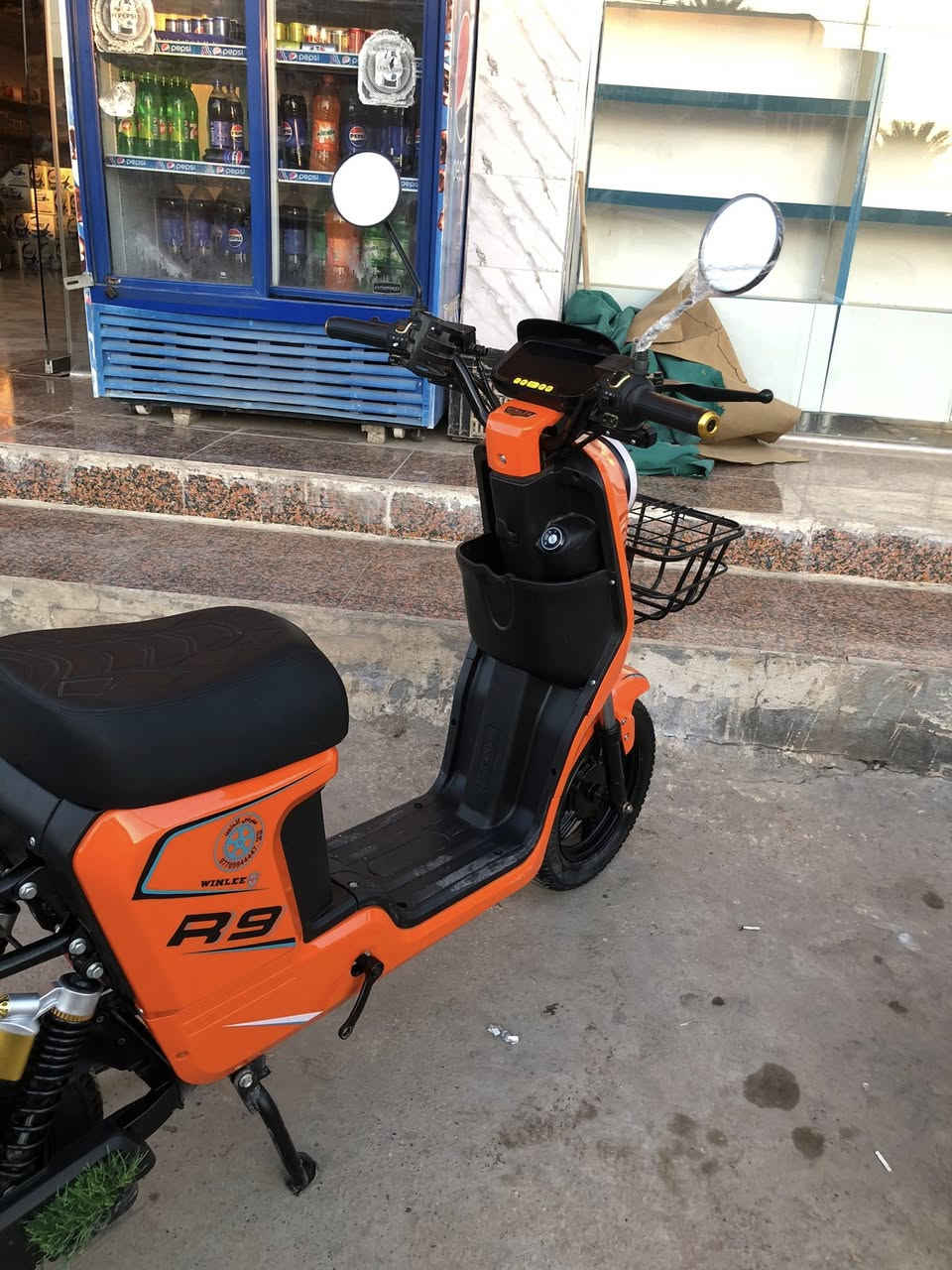 دراجه شحن r9 
للبيع 
دراجه جديده استعمال كلش قليل حته منطلع بيها 
بطاريات ٥ 
بيها نظام r ترجع بك 
4 سرع 
بلوتوث 
موديل ٢٠٢٥ 
تشغيل عن بعد بيها بصمات عدد ٢ وسويجات ٢ 
السعر
450 مكانها الاعظميه 
*********** 
يتوفر واتساب ايضا
