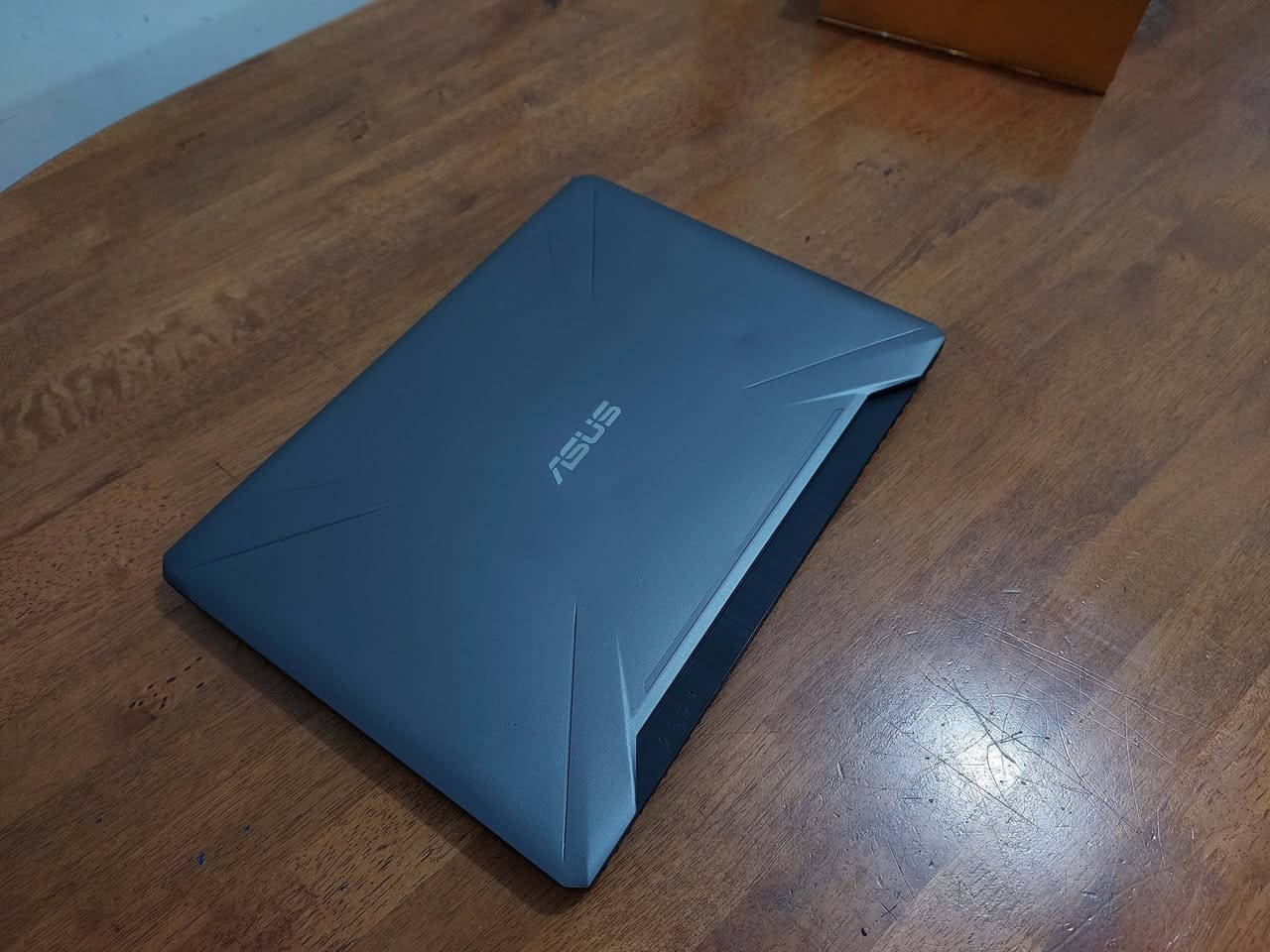 السلام عليكم ..لابتوب الالعاب والبرامج الهندسية والتصميم والمونتاج  من ASUS  شاشة حجم  15.6 دقة  FULL HD 1080 تردد 144 هرتز  ...معالج كور اي  7  الجيل الثامن فئة H (من اقوى فئات المعالجات)..كرت شاشة خارجي منفصل من نيفيدا GTX 1060 الكلي  14  كيكا  ( 6 كيكا خارجي منفصل و8 متصل ) ..  رام بحجم  16  كيكا  .. هاردين خزن الاول  تيرا  ( 1000 كيكا ) والثاني 256 نوع  SSD M2 ..كيبورد ضوئي ملون تكدر تتحكم بالوانه  ..اللابتوب نظيف جدا وسعرة جدا مناسب ب 400 $  للاستفسار الاتصال *********** او  *********** (واتس )
