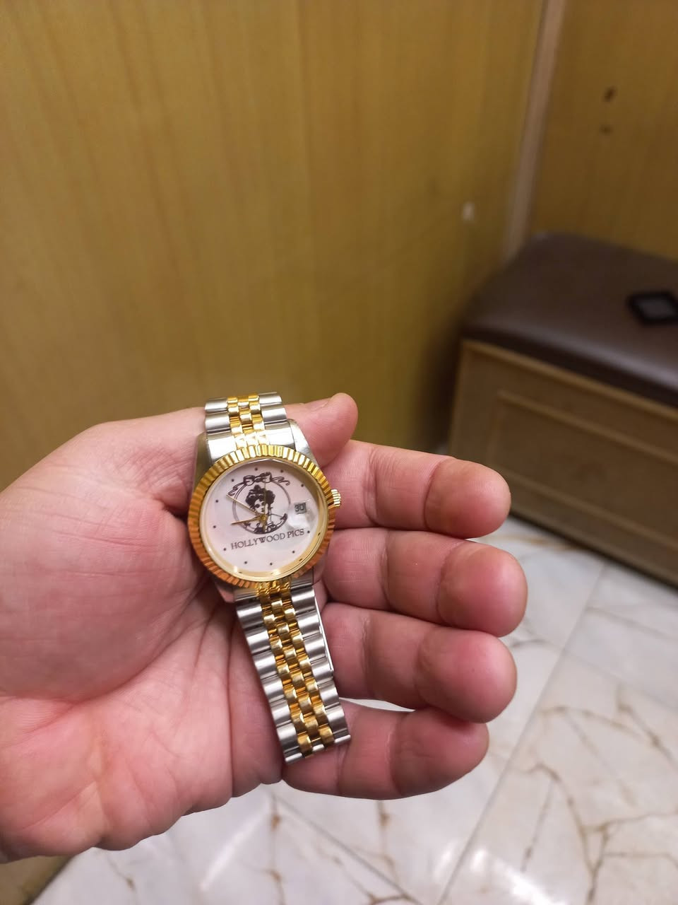 ساعه باله نسائيه ماركه فخمه
مزاد زاد الله من زاد.

*********** واتساب
