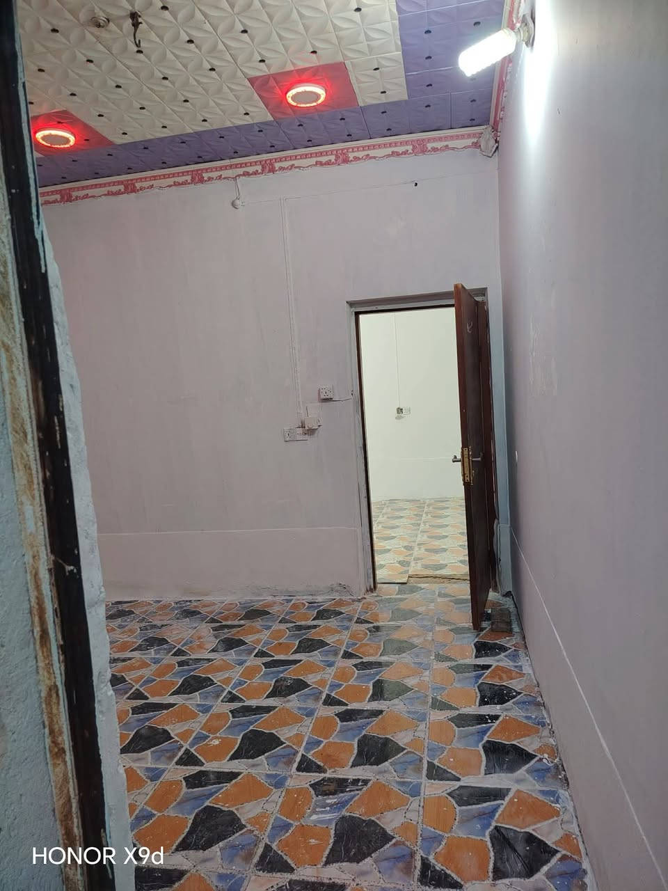 السلام عليكم 
بيت 100 متر في حي الزيتون قرب مدرسه ملائكه الجنه 

واجه 5 والنزال 20 

بسعر 55 وبي مجال بيع مستعجل 
***********
