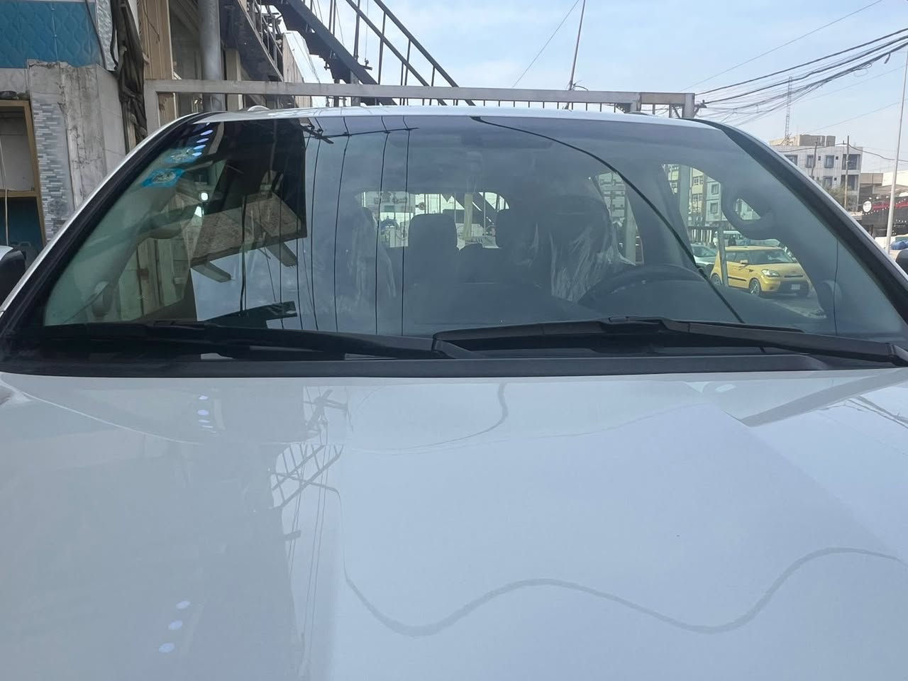 سلام عليكم لاندكروزر للبيع موديل 2017 ثمانية سلندر VXR رقم بغداد بأسمي سيارة جديدة جدًا مكفول كفاله عامه من صبغ وتبديل بيها فقط بارد صغير جداً مواصفات سيارة لكزس فول مواصفات جكات تصعد تنزل 
أربع كامرات 
رادر تحديد مسار مثبت السرعه كشنات كهرباء ستيرن كهرباء انظمه قياده مواصفات لكزس 
داخل غرفته قرميدي  فول مواصفات 
كشن ذاكره صندوك كهرباء سنتر لوك بل باب 
تخم تايرات جديد تبريد بل شاشه ثلاث قطع 
ثلاثة شاشات ماشية 86الف سيارة جديدة 
عنوان بغداد مدينة الصدر الأورفلي السعر عند الاتصال رقم ***********
