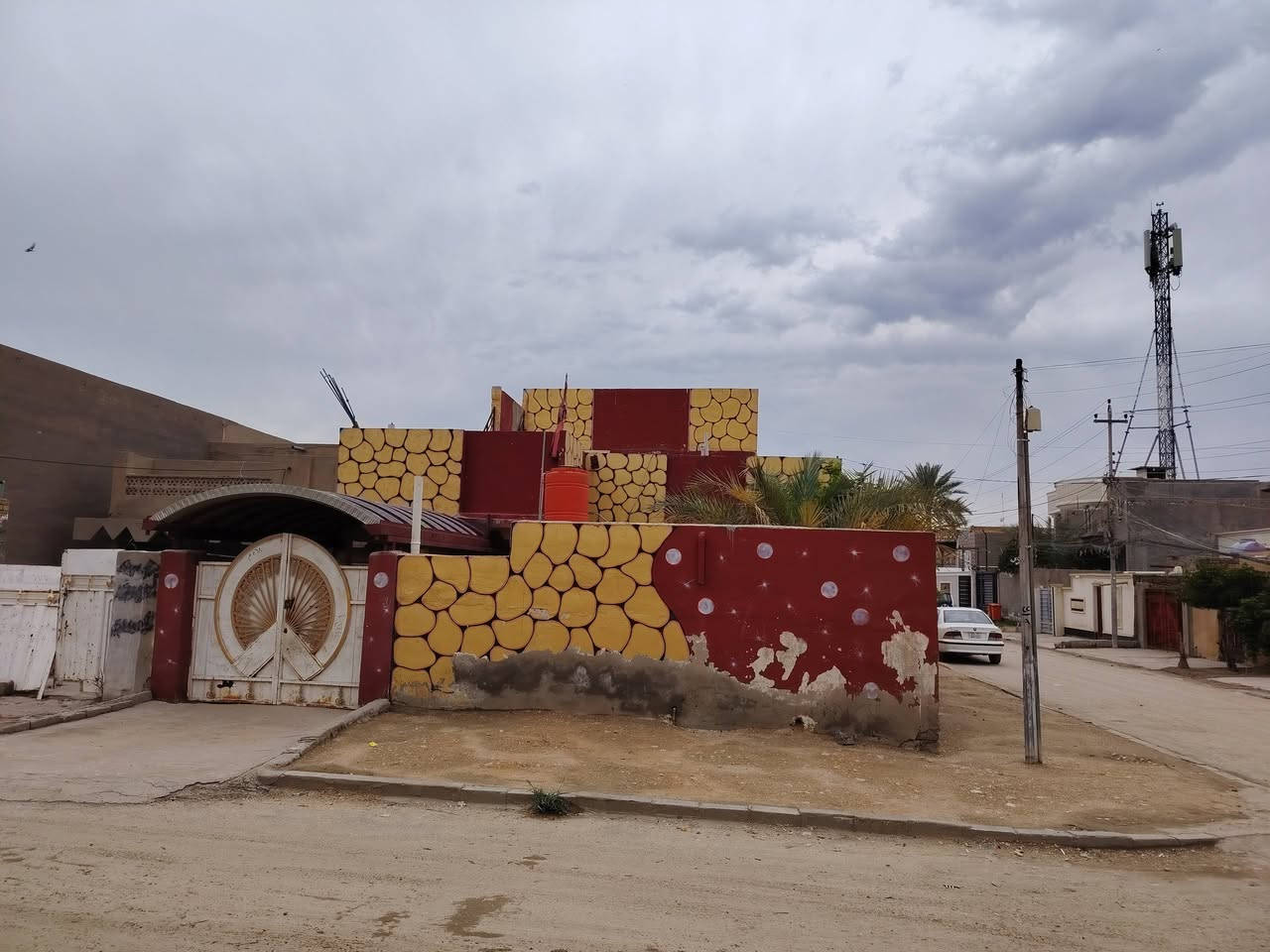 دار للبيع طابو صرف مساحه ٢٥٠متر مربع يتكون من طابقين ركن يتكون الطابق الأول من غرفتين نوم مع هول واستقبال ومطبخ وكلدور داخلي مع مجمع صحيات وكراج سياره والطابق الثاني غرفتين نوم وصاله الطابق الأول كونكريت والطابق الثاني ثرمستون وعكاده الطابق الأول الجدران سيراميك حزام بقياس متر وعشرين  السعر المطلوب ١٧٠ قفل قفل بدون عمله الاتصال على الرقم *********** العنوان السده حي الصدر الأول قرب مولده حميد
