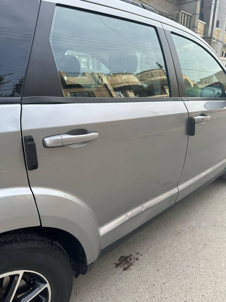 السلام عليكم 
دوج جورني 2017 
محرك ٤ سلندر 
تبريد ثلاث قطع 
رقم سليمانية الجديد سنوية وهزة جديدة 
حادثها قبق الجنطة مبدل  
باقي السيارة بدون صبغ 
بيها رصعة بالباب الخلفي عكس السائق ما مصلحة 
تبريد خير من لله 
صدر جديد 
تاير جديد 
ماشية ٩٧ الف مايل قابل للزيادة 
السعر ١٤٠$ وبيها مجال
*********** 
مكاني الدورة او الجادرية
