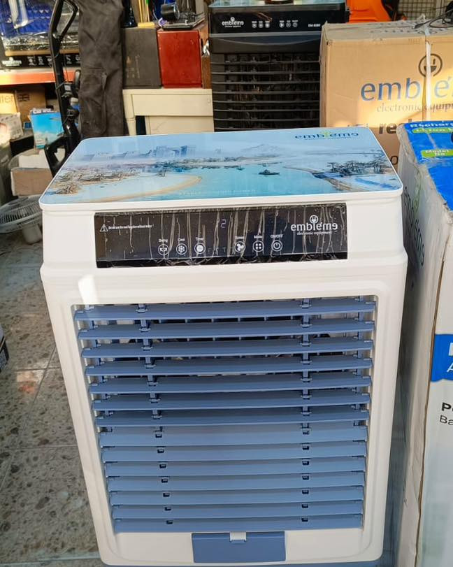 مبرده شحن Embleme سعة 50 لتر 🔋❄️
☀️ لا وطنية ولا سحب!
✔️ بطارية ليثيوم حديثة 2026 – تشغيل يدوم لفترة أطول 🔋
✔️ سعة 50 لتر – تبريد أقوى ووقت أطول 🧊
✔️ حلفات سليلوز مخصصة للاماكن المغلقة بدون رطوبة + عجلات لسهولة الحمل والتنقل 🛞
✔️ ضمان سنة كاملة 🛡️

توجد خدمه توصيل 
للحجز مراسله الصفحه او الاتصال
🌹مدينه ألعاب المدهش مجاور مطعم ابو صفاء تحت جسر العبور المعلق ***********🌺
