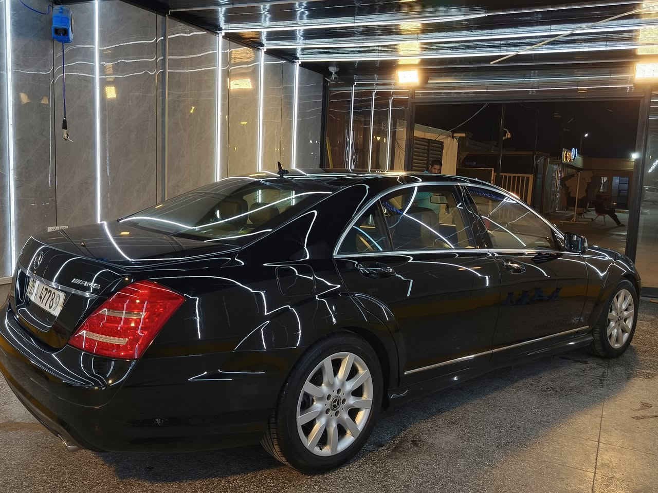 السلام عليكم مارسيدسS500 موديل2007 محدث 2013 خليجيه كفاله من حادث ومن صبغ مكينه وكير كفاله سياره جديده بمعنى الكلمة ماشيه 174 فول الفول 
مواصفاته 
لارج 
5بردات بيبان شفط 
جنطة شفط كهرباء
داخل بيجي 
كشنات 4 تدفئة وتبريد 
دبل ماوس شاشات خلفيه 
دبل جام 
بانوراما 
حساس خلفي أمامي وكاميرا خلفيه بلاديه 
ناضور ليلي 
لايت يفتر ويا الستيرن 
بلوتوث زرع 
تبريد ثلج ثلج كله جديد من الفريز للكمبريسر على أيدي 
تخم تاير جديد 
صدر خلفي امامي جديد 
سياره جديده مابيها مصرف تجي وتشوف بعينك 
سعرها 195 مكاني بغداد 
***********
***********
