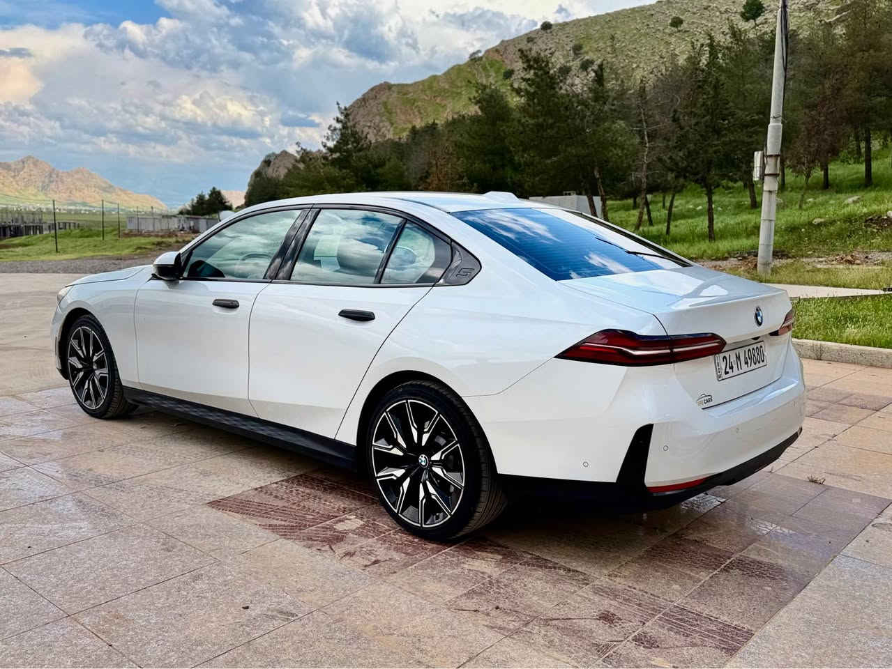 Bmw 530i model 2024 
سەیارەکە بی بۆیاخە دەعامی بۆ دەعامی بەشەرت ٢٣ هەزار رۆشتوە سەیارەکە دەعمی نیە تەنها دوپارجەی بیلدای لیکراوەتەوە بەستراوەتەوە دو جی قەلەمکاری پیوەیە باقی هەمو گیانی بەشەرت مواسەفات کامیرا ٣٦٠ رادار گەورە داتاشۆ سەماعە هارمان کاردۆ سەیارەکە وەک سفر وایە رەقەم کراوە هەمو شتیکی جاهیزە 
سەحری خوار هەمو بازار 
٤٣٣ گەلا مەجالیکی برایە 
ژمارە تەلەفۆن 
*********** السليمانية, العراق
