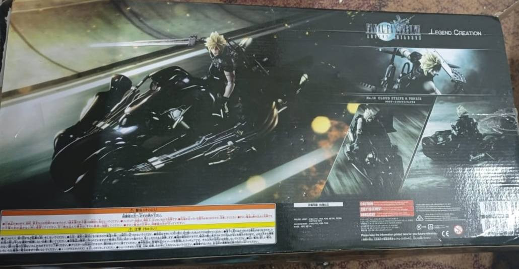 هذا المجسم هو Final Fantasy VII Advent Children Play Arts Kai Cloud Strife & Fenrir، وهو إصدار خاص يجمع بين شخصية كلاود ودراجته النارية فينرير.
يحتوي الطقم على مجسم كلاود سترايف، ودراجة فينرير، ومجموعة متنوعة من الأسلحة (السيوف السبعة التي تشكل سيف الاندماج)، وقطع قابلة للتبديل للأيدي والذراع. 

يتميز المجسم بتفاصيل دقيقة مثل الأنابيب المحترقة حول عادم الدراجة والمحرك، بالإضافة إلى مساحات تخزين لسيوف كلاود على الدراجة. 

هذا المنتج يُصنف ضمن المقتنيات (Collectibles) الموجهة لهواة ألعاب الفيديو وسلسلة فاينل فانتسي. 

المجسم اصلي 

اعلى سعر مزاد


**إذا كنت صاحب هذا الإعلان وتريد حذفه لأي سبب، رجاءا أرسل رسالة إلى الدعم الفني**