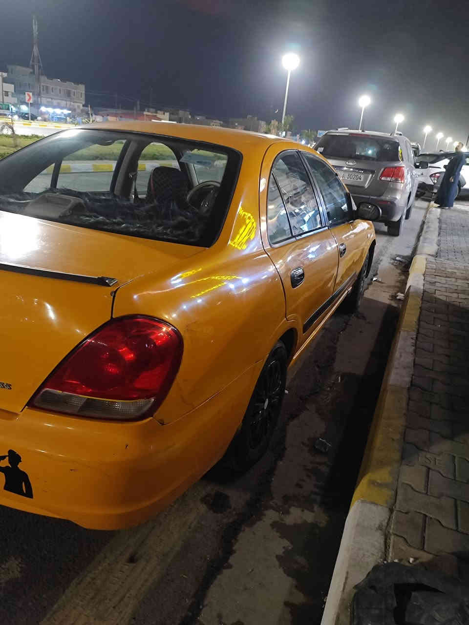 السلام عليكم..    ***********
نيسان سني 2011 محرك 1800 گير عادي شاشه وكامرا ترايك وين ماتريد  بأسمي مصفره هيئه وغرامات سنويه ماساقطه بيهه ضربه بجم مبدل لا مبين ولا مأثر عليهه مراوس بألنترا من 7لل9 حتا اذا ابيهه حادث رايدهه مال تكسي سعرهه 70
