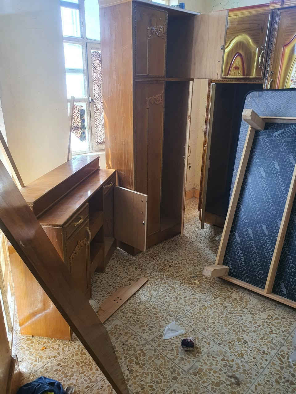 سلام عليكم غرفه نوم عراقيه استعمال قليل السعر ٥٠٠ بيهه مجال مكان بغداد ***********
