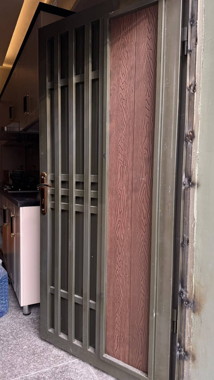 سلام عليكم عمل جميع أنواع الحداد باب شباك طبلات سقاف سندويج كيربي كيسبان كرفانات جميع أنواع مكان العمل بصره متواجد جميع مناطق البصره رقم الهاتف ***********
