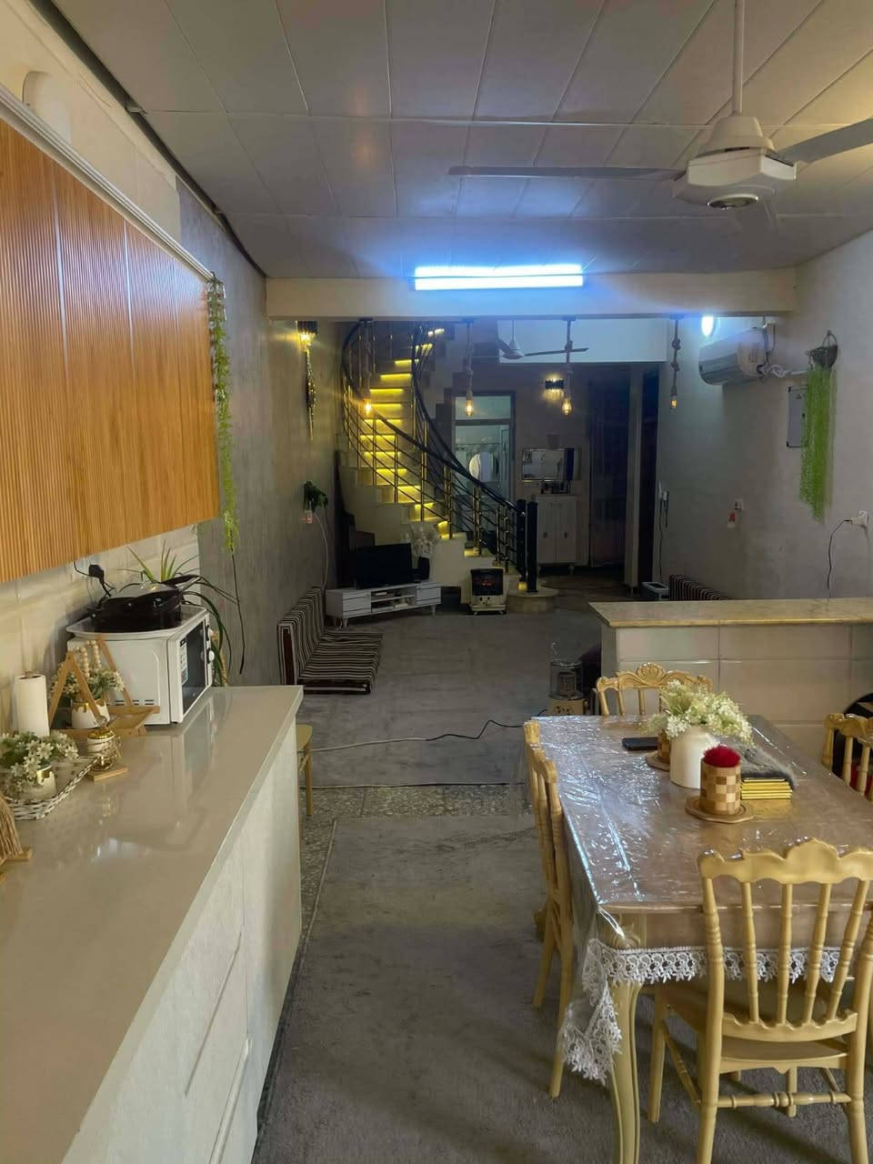 السلام عليكم بيت للبيع مع تشجير متصل, واجهة 10×10م  زراعي صرف ٢٥ / صالة كبيرة وهول داخلي فوك وجوة و ،3 غرف كبار وصحيات عدد 2 / الموقع بغداد/ الدورة أقرب الى حي الصحة فرع الضغط مقابيل الفوج.. السعر يرجى التواصل واتسآب او اتصال ***********
