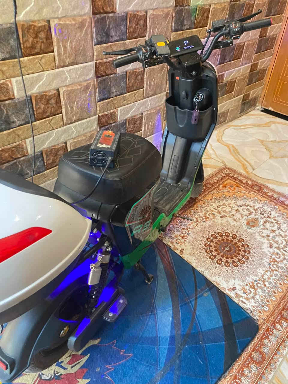 سلام عليكم دراجهR9 نضيفه جداً كلشي شغال جاهزه 5بطاريات اربع نمر لايت زنون ستخدام شخصي سعر500وبيه مجال بسيط جداً العنوان بصره ابو الخصيب الاستفسار ***********بيع او مراوس ماكس او فراشه
