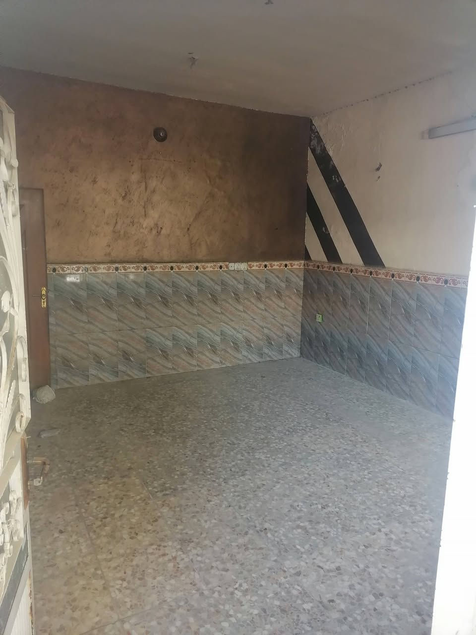 السلام عليكم بيت للبيع مساحة ١٥٠متر واجهة ٦ونزال ٢٥سند مستقل  يحتوي علىَ ٢غرف نوم وصالة ومطبخ وخدمات بيت يحتاج ترميم السعر مناسب موقع ممتاز شهداء البياع خلف جامع الكبيسي الاستفسار على هذا الرقم ***********
