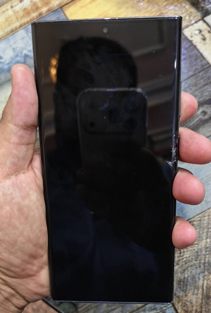 سلام عليكم 
سامسونك اس 23 الترا ذاكرة 512
Samsung S23 Ultra storage 512
يدعم esim
معالج سناب دراكون ثماني النواة
4 نانومتر (توفير ممتاز للطاقة واستقرار في الحرارة)
512 ذاكرة احدث واسرع شي 
المعالج والذاكرة ايشغلنك اقوى الالعاب واعلى فريمات 
كامرة دقه والوان ومواصفات اعله شي توصل 8k كامرا 200 ميكا بكسل شحن لاسلكي وعكسي وهواي مواصفات هوه بعد فلاكشب كل الي تريده موجود بي 
الضرر
الشاشة بيه ضربه 
الشاصي بي شخوط وشويه من الركن الطلاء رايح 
بس الجهاز ممفتوح ابد ومابي اي مشكله الشاشة شغاله اللمس ممنتاز الوان راقيه
للتواصل خاص 
*********** وات ساب 
السعر قيم الجهاز
